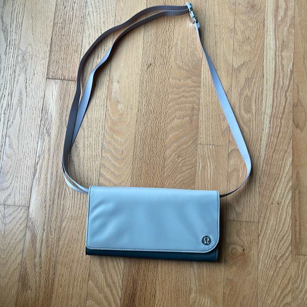 Lululemon wallet clutch crossbody